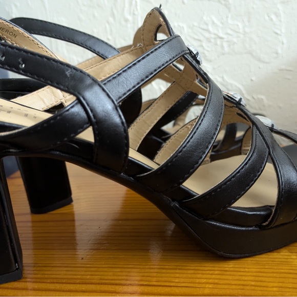 Naturalizer Black Strappy Sandals with Rhinestone Accents. 7.5 - Picture 3 of 7